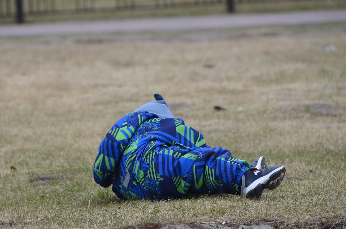 И только кряхтел, когда пытался встать)