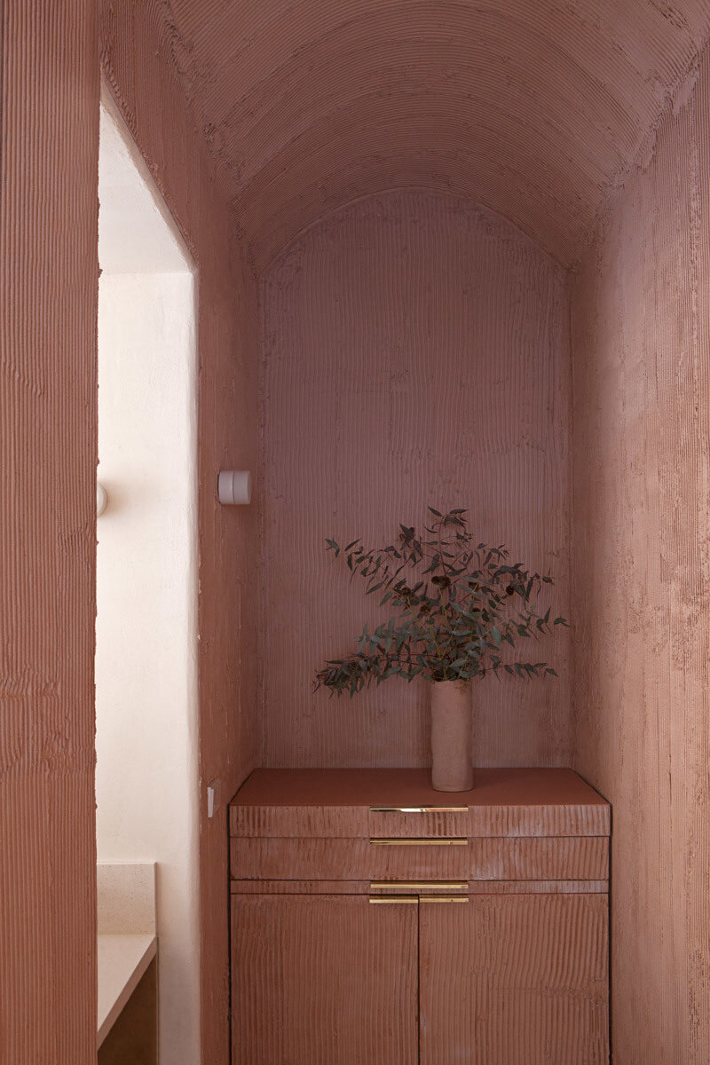  Ремесленный минимализм: фэшн-бутик в Мадриде . В интерьере бутика Malababa перегородки сделаны из терракотовых кирпичиков, изготовленных на мануфактуре в Галисии, стены покрыты смесью глины и мраморной крошки, а украшением служит инсталляция из воловьей кожи — фирменного материала бренда. Фото: Asier Rua