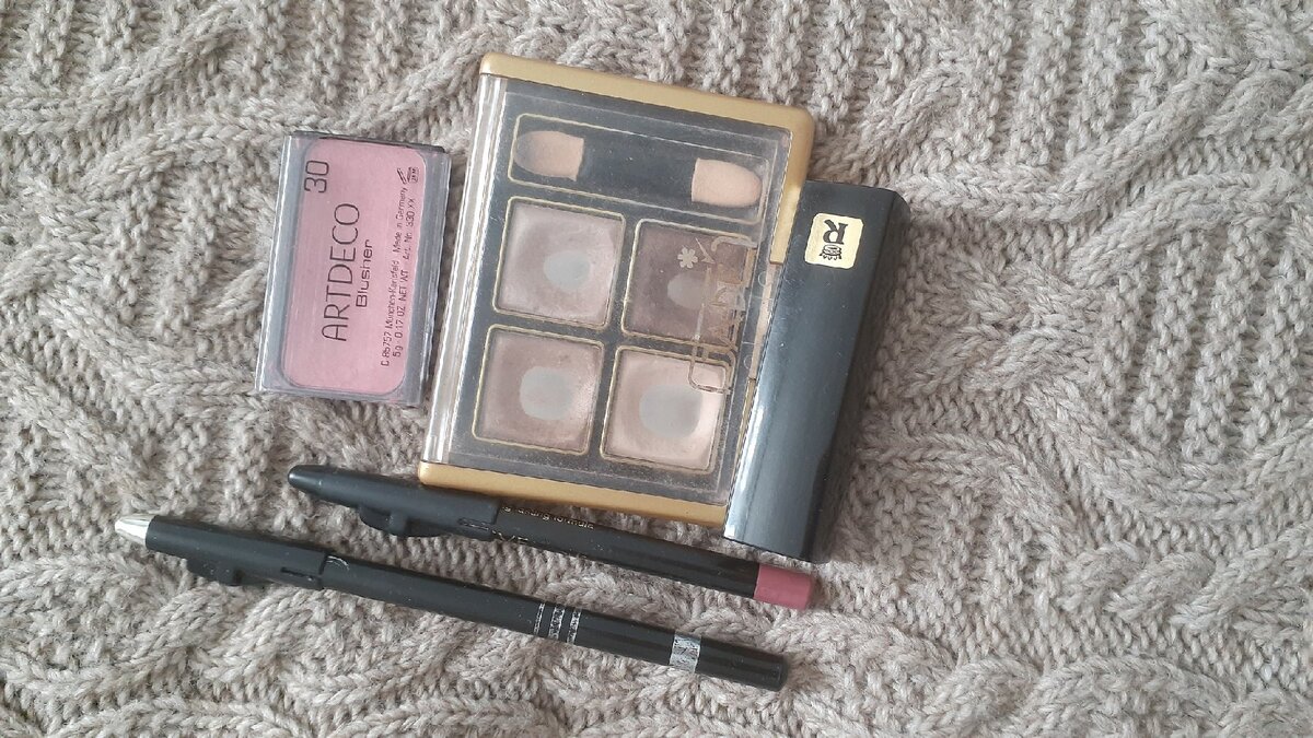 Вот она - часть моей косметички, катающаяся в ЯНАО и обратно.