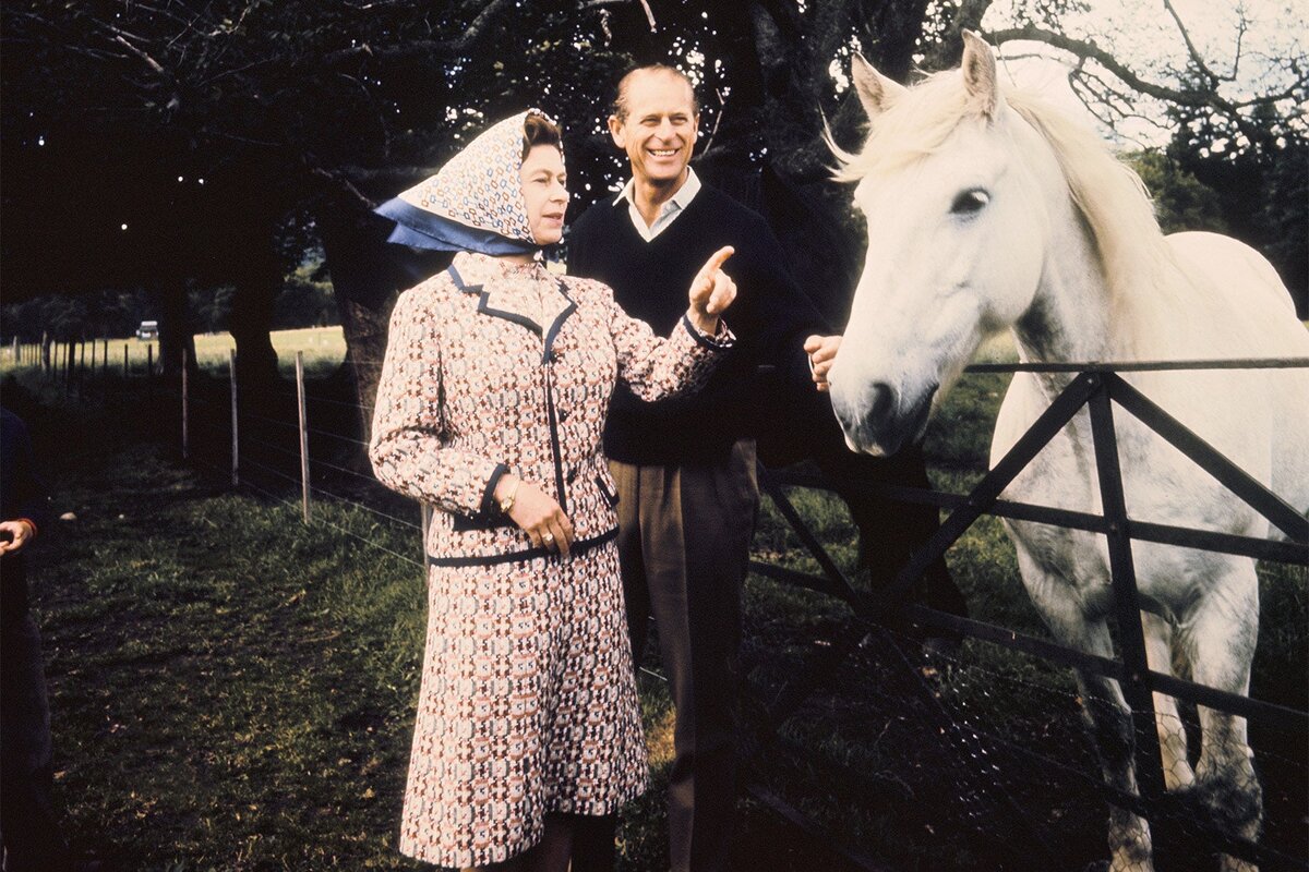 Королева и принц Филипп во время посещения фермы  в поместье Балморал в Шотландии на 25-ю годовщину своей свадьбы в сентябре 1972 года. Источник фото: vanityfair.com