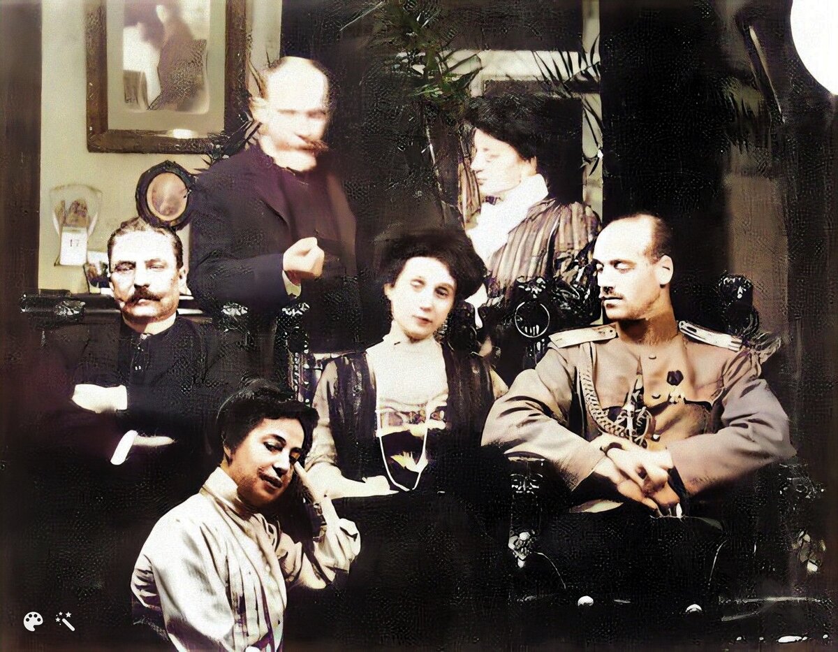 Великий князь Михаил был прост и обходителен в общении. На фото: Михаил, Наталья, её отец Сергей Александрович, её сестра, двоюродный брат и другие участники частной вечеринки, 1910-е гг.  