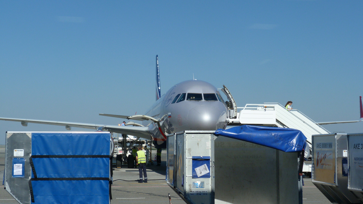 Подготовка в загрузке багажа в самолёт.