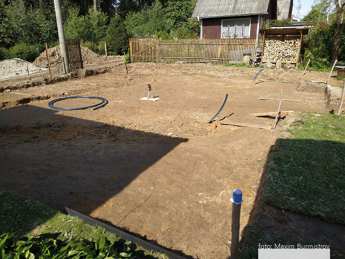 Нивелировку горизонтальной поверхности дна котлована идеально проводить при помощи лазерного нивелира.