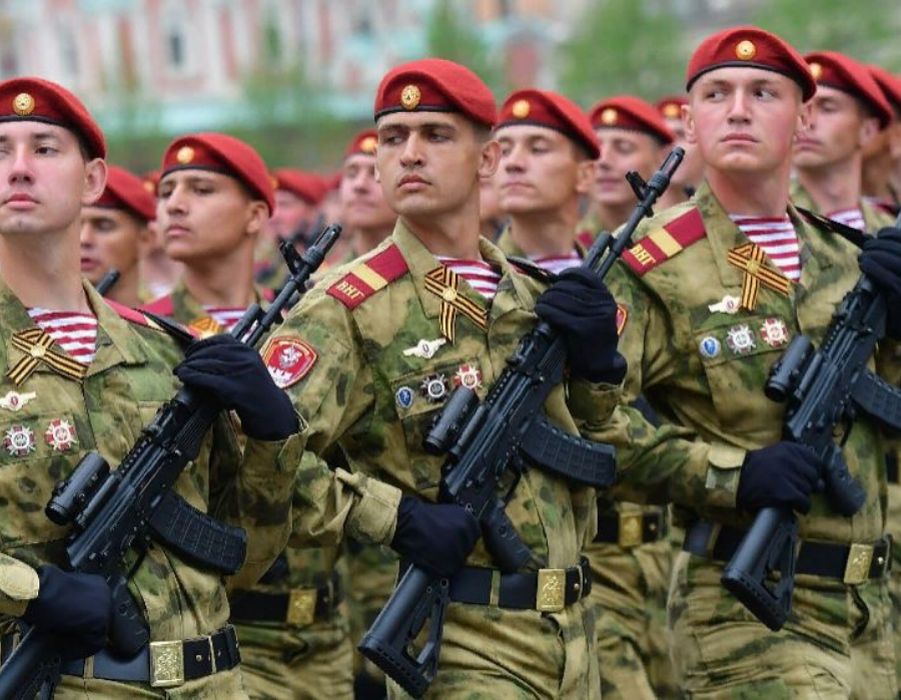 Чьи войска. Краповый берет на красной площади. Русский спецназ Краповые береты. Войска на параде. Национальная гвардия России.