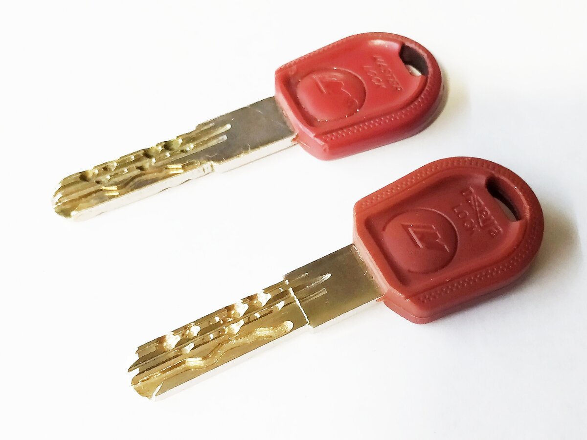 Оригинал и сделанный дубликат ключа цилиндрового механизма Master Lock 5-1-5.