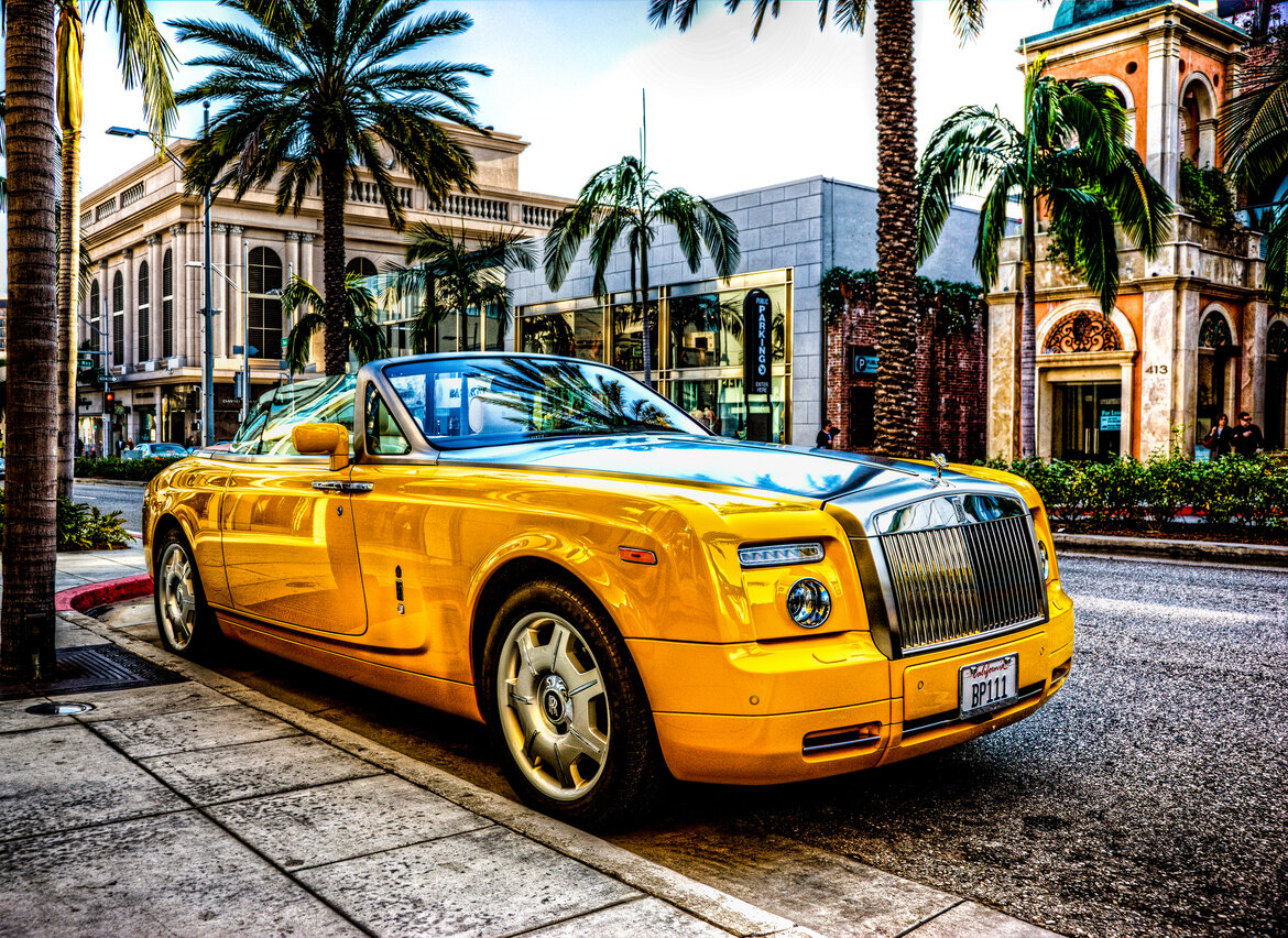 Жёлтый Rolls-Royce с своей личной парковкой в жёлтый цвет