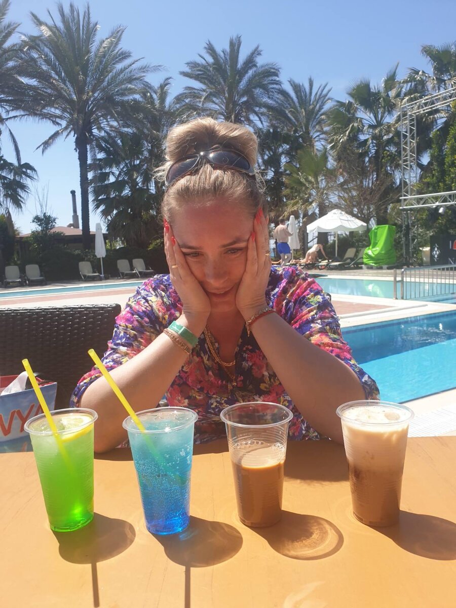 ...И как мне все это сразу осилить? Попросила что-нибудь "вкусненькое" - изобразил в четырех экземплярах! Пейте, гости дорогие, подходите еще за добавкой.