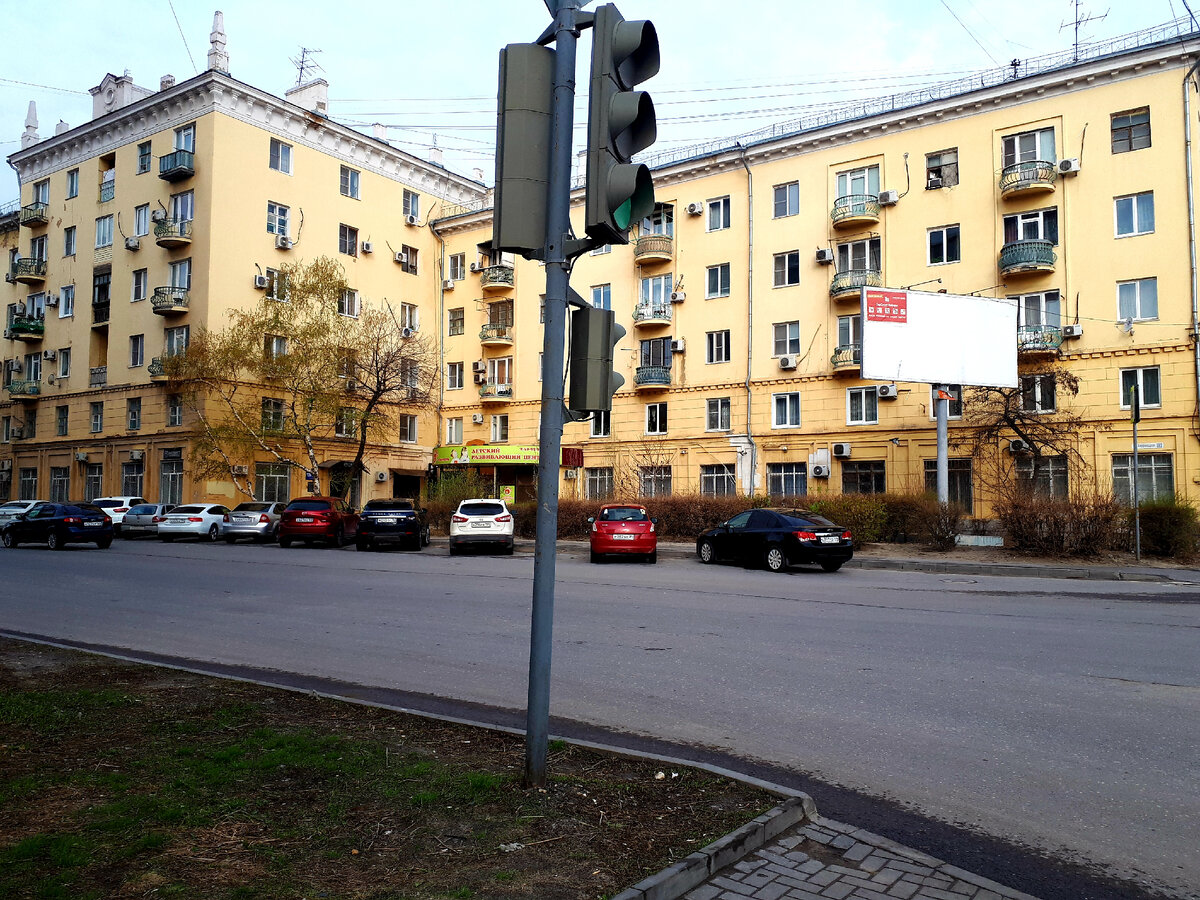 Одна из "сталинок" г. Волгограда.  (здесь и далее фото автора)