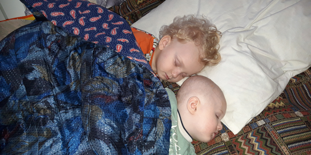 абсолютно здоровый сон двух братишек)