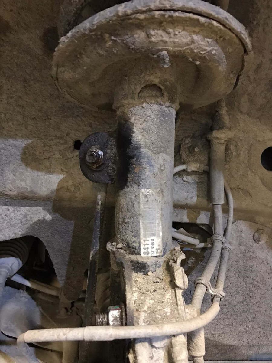 Для снятия передней проставки потребуется открутить верхнее крепление стойки 3 гайки, передние стойки стабилизатора, в нашем случае болты закисли и пришлось обращаться к помощи WD40 . Так же нужно будет отключить датчик АБС, для удобства снятия стойки. ВНИМАНИЕ после отключения датчика АБС и после того как все будет собрано, включив зажигание может загореться лампочка АБС, паниковать не стоит, после начала движения АБС считает обороты вращения колеса и все ошибки погаснут.