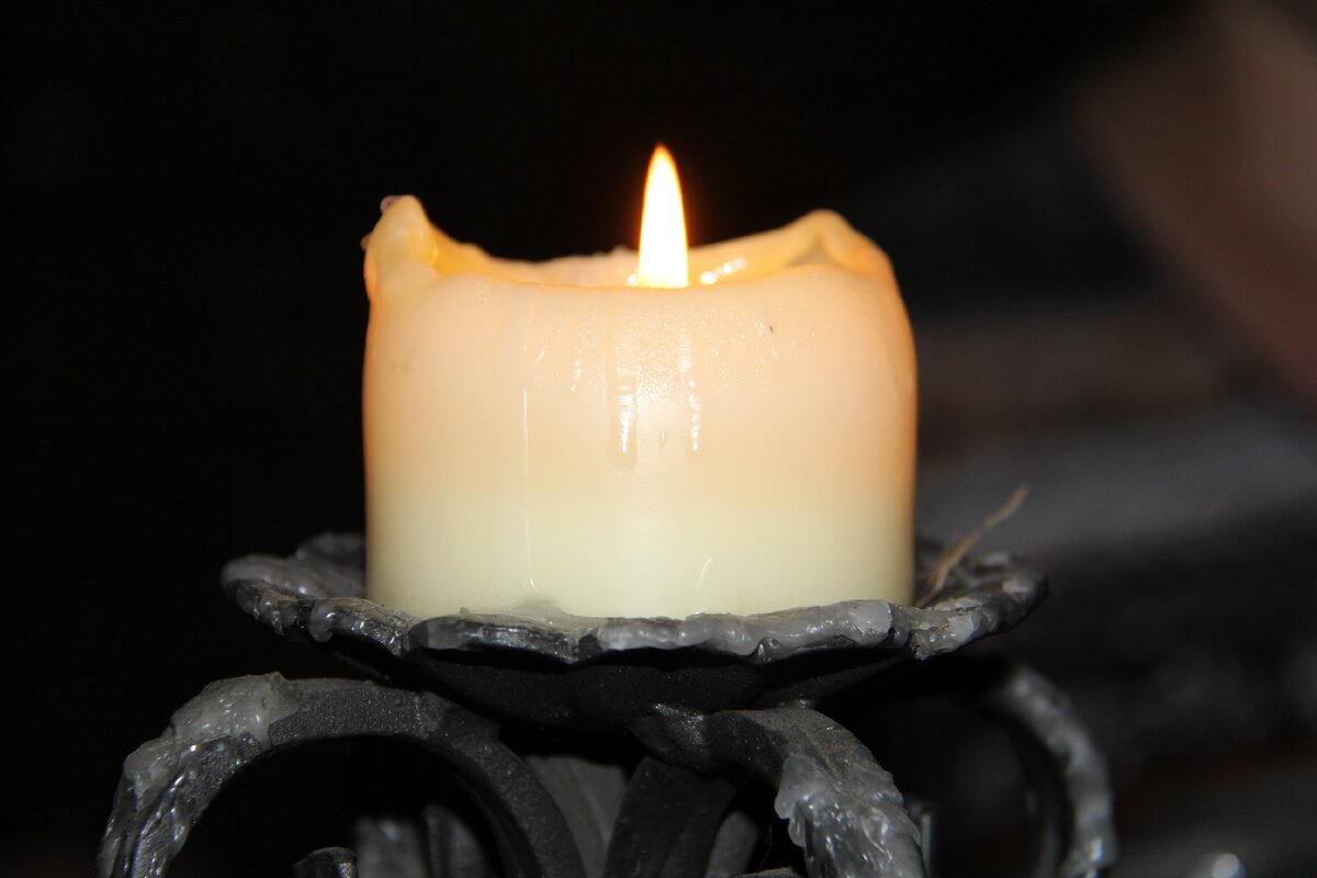 Свечи и факелы - вот и все освещение.