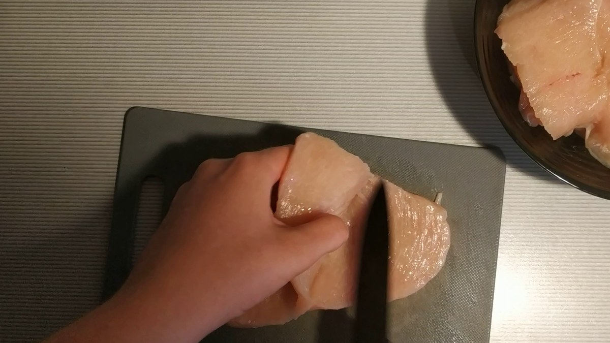 Шаг 1: разрежьте куриное мясо на части