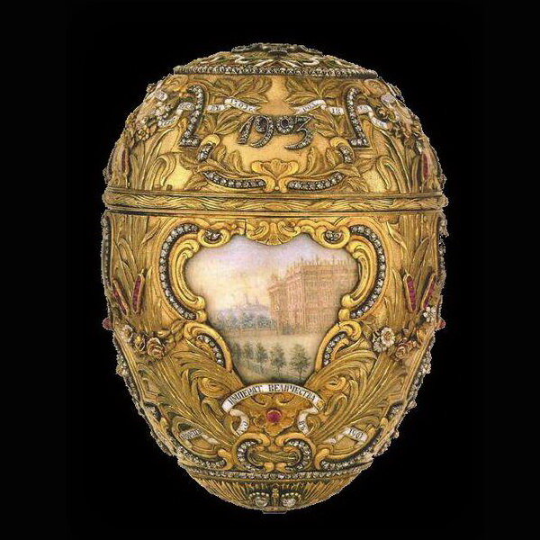 Ювелирное пасхальное яйцо Пётр Великий выполнено в стиле рококо. Размеры яйца 12,1 × 7,9 см.