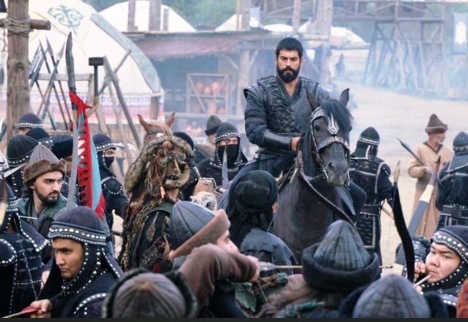 В роли Османа Бурак Озчивит (кадр из турецкого сериала "Основание: Осман", режиссер Метин Гюнай)