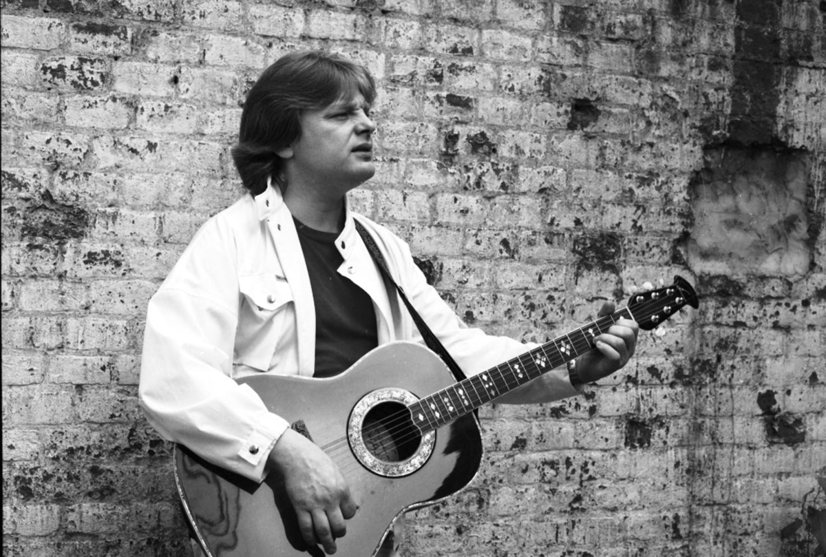 Многие считают Юрия Антонова счастливчиком — родился в нужное время в нужном месте, попались хорошие тексты, которые легли на музыку, завязались необходимые для продвижения связи, — отсюда и результат.