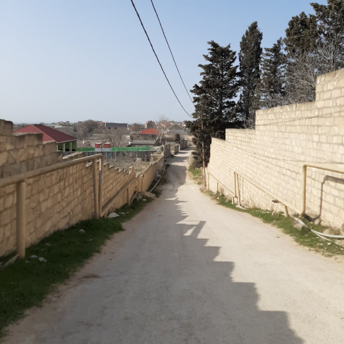 Узкая улочка в пригороде.