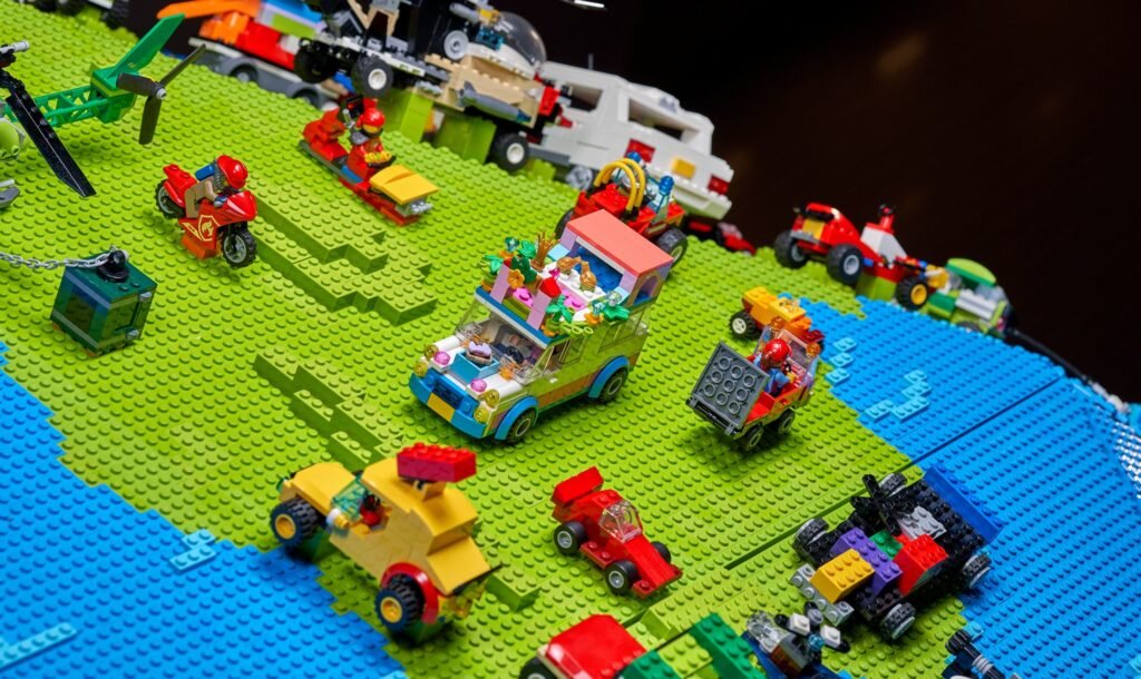 А 4 собирает что то из лего LEGO сделал гигантский глобус в период пандемии Creativeboom Дзен