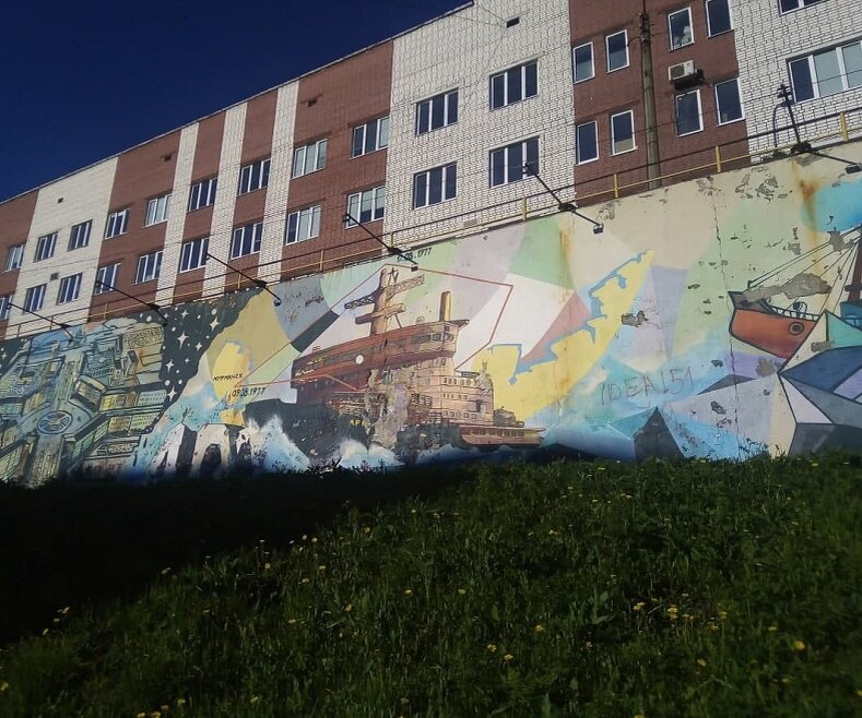 Глухой забор в Мурманске - целое произведение искусства, отражающее характер города. Листайте.