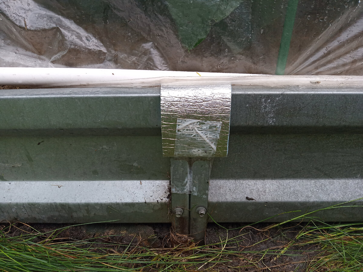 Как закрыть острый край на оцинкованной грядке фото автора