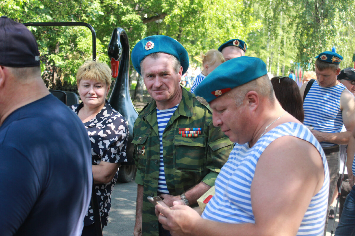 На фото День ВДВ. Военный пенсионер (в центре) давно прогрессивный налог размере 26.32%  платит.