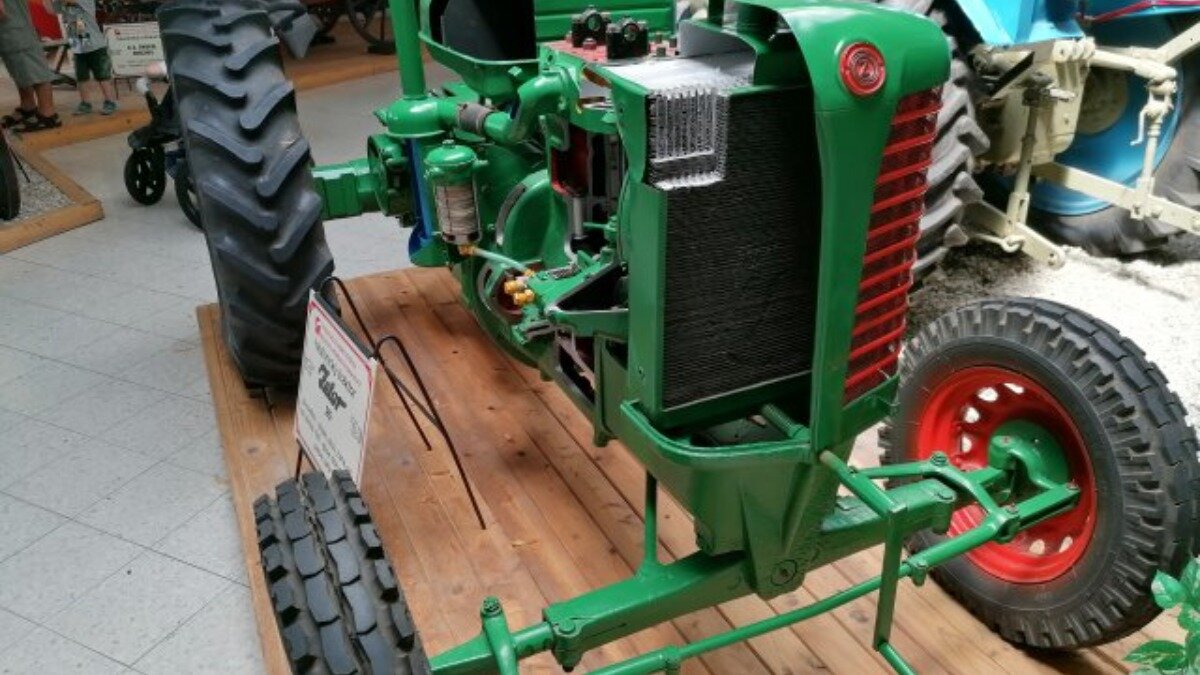 Трактор Zetor, разрезанный пополам. Фото: Libor Machalíček.