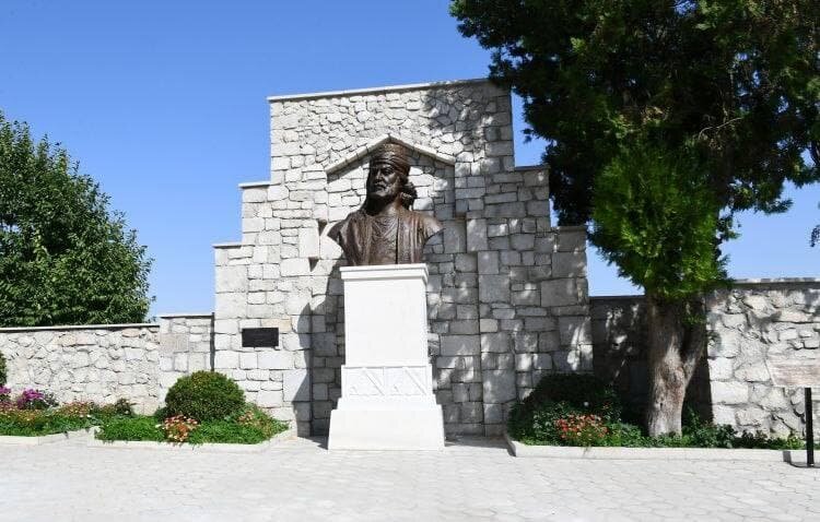 Ильхам и Мехрибан Алиевы на открытии бюста Моллы Панаха Вагифа в Шуше