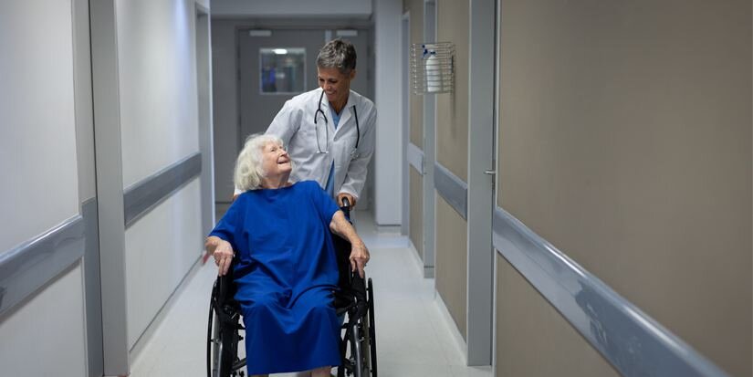 Уход в больнице - штатный персонал или нанятая сиделка?