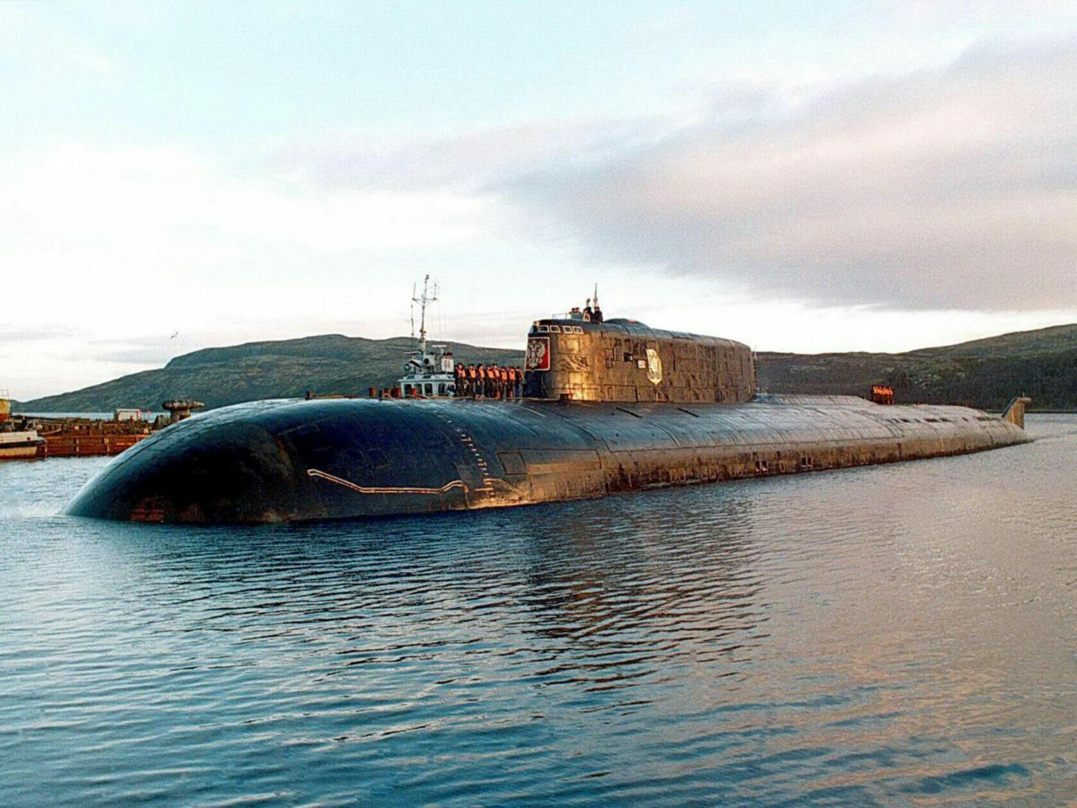 Где затонула лодка курск. Подводная лодка к-141 «Курск». Курск 141 атомная подводная лодка. Атомная подводная лодка Курск 2000. К-141 «Курск».