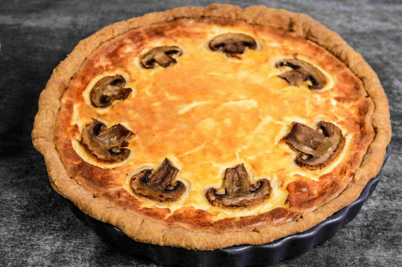 Традиционное осеннее блюдо — пирог с сыром и грибами