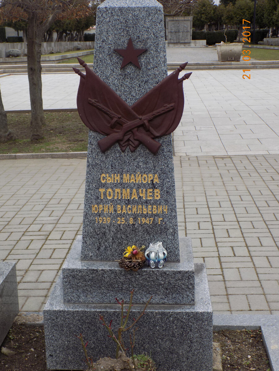 Так обелиск над могилой Юры Толмачева выглядел несколько лет назад (фото из личного архива)