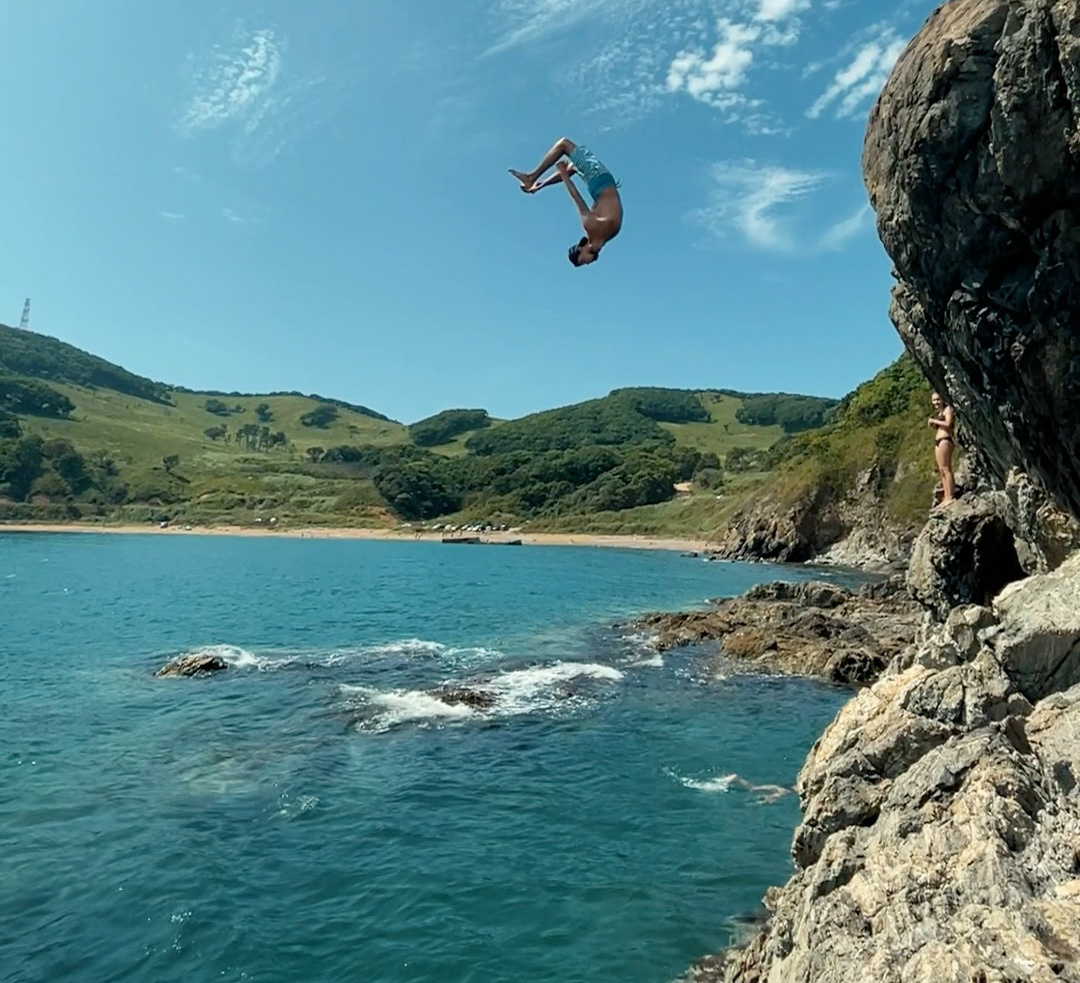Благо я живу возле моря и есть возможность учиться делать трюки в море