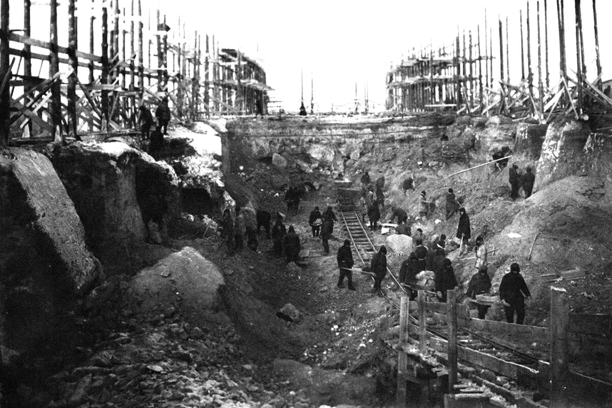 Один из немногих снимков времён строительства комбината "Маяк". Рабочие готовят котлован под объект "А" – первый в Евразии промышленный атомный реактор. Фотография из открытых источников 