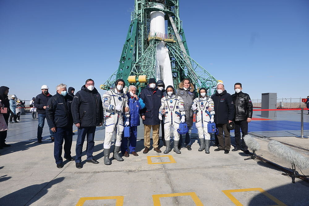 Наши "киношники" перед стартом с Байконура.                   фото: картинки яндекса. 
