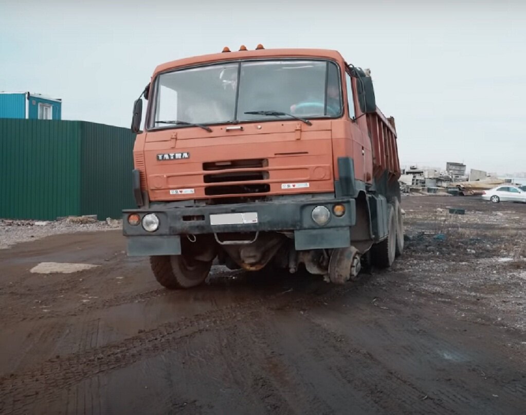 Татра 815 отлично ездит и без одного переднего колеса.