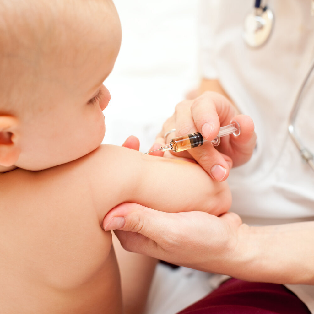 Прививки детям в роддоме: зачем они нужны? - Евромед Кидс