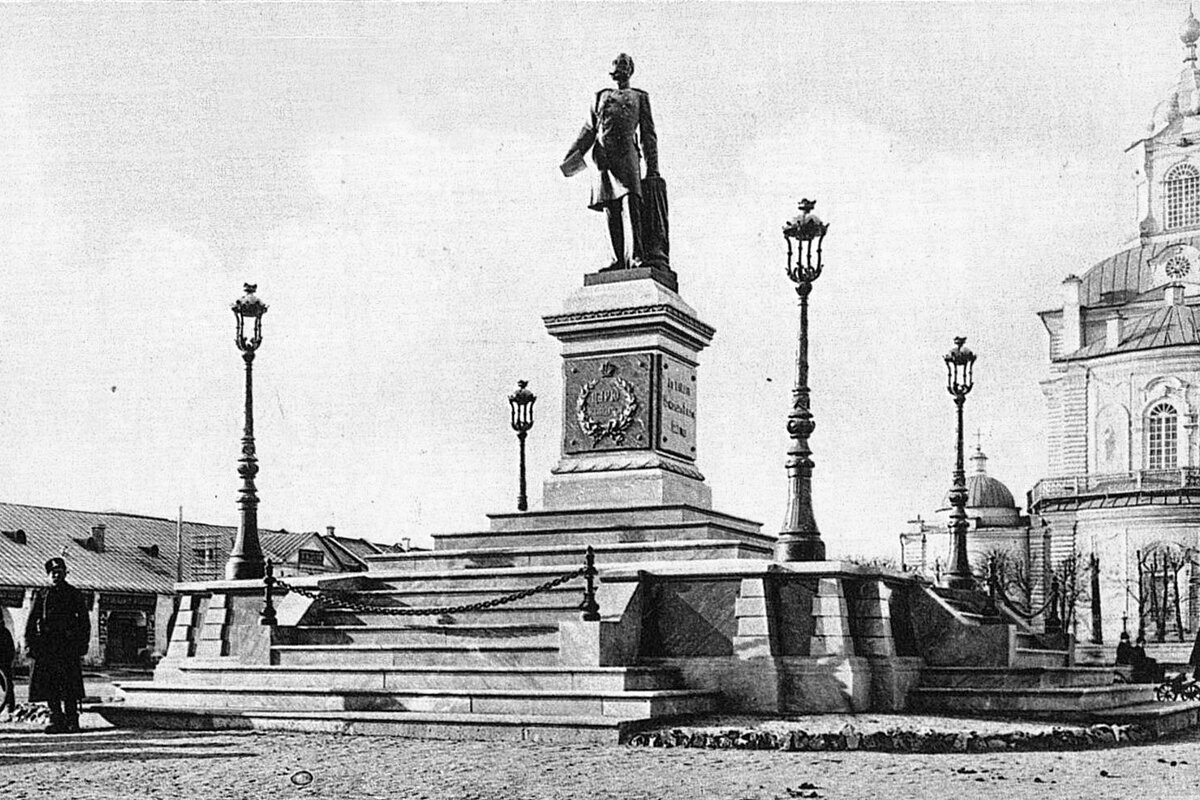 Открытка начала XX века. Вид на Кафедральную площадь Екатеринбурга с памятником царю-освободителю Александру II. Обратите внимание на постамент – он ещё не раз будет фигурировать в этом рассказе. По материалам из открытых источников
