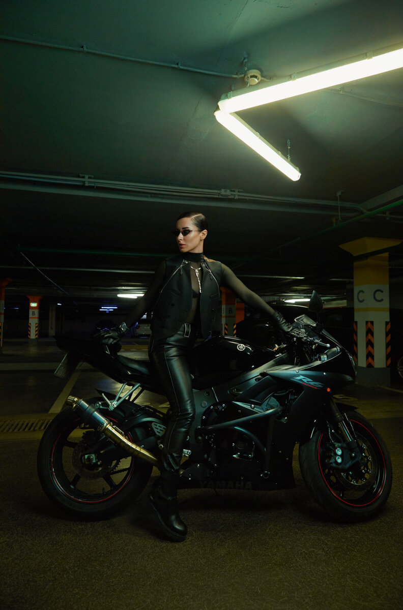 НА ТИНЕ КАНДЕЛАКИ: ШЕРСТЯНОЙ ЖИЛЕТ, КОЖАНЫЕ БРЮКИ, ВСЕ LOUIS VUITTON; ШЕЛКОВОЕ БОДИ, YANINA COUTURE; БРА ОТ КУПАЛЬНИКА ИЗ ПОЛИАМИДА, 1017 ALYX 9SM; МЕТАЛЛИЧЕСКИЕ СОЛНЦЕЗАЩИТНЫЕ ОЧКИ, BALENCIAGA; КОЖАНЫЕ БОТИНКИ, VAGABOND; СЕРЕБРЯНЫЕ КОЛЬЕ И БРАСЛЕТ ELSA PERETTI, ВСЕ TIFFANY & CO 