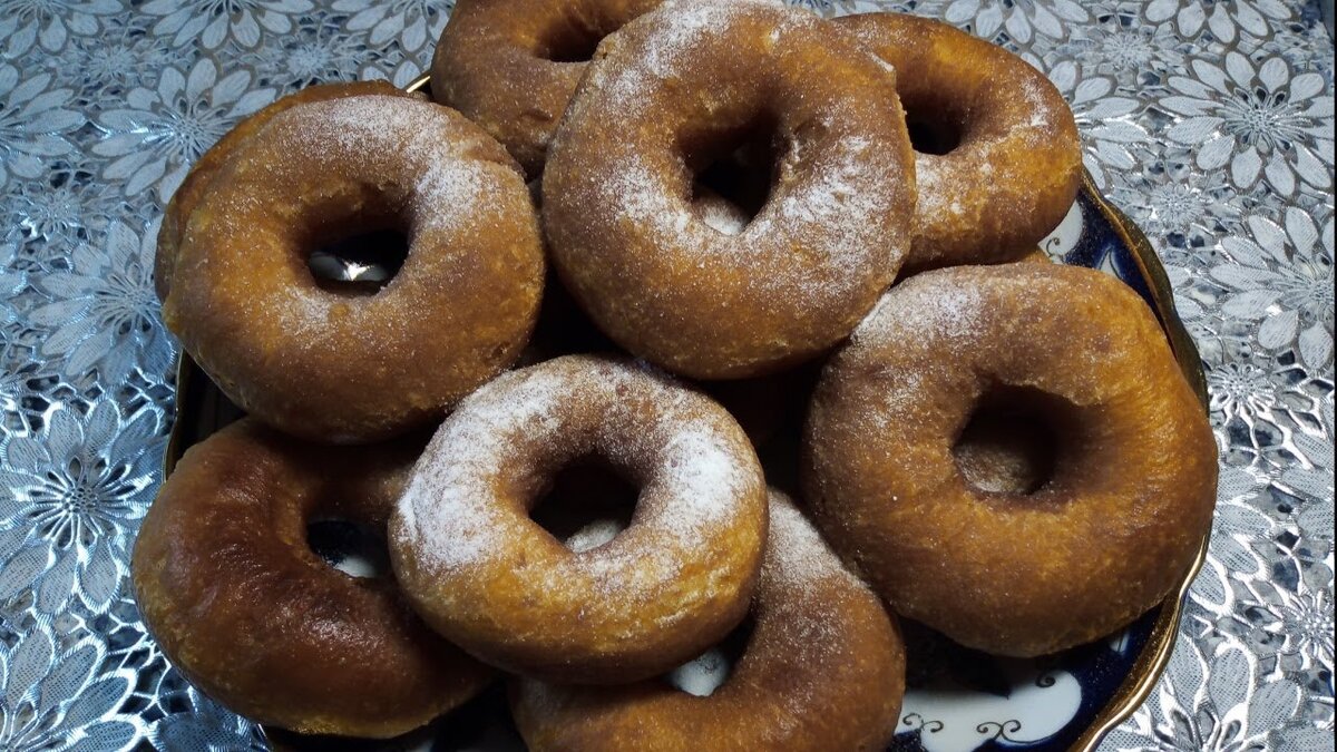 Воздушные, нежные и очень вкусные пончики. При готовке не впитывают масло.  
Ингредиенты:
Для опары:
молоко тёплое - 200 мл.
дрожжи сухие - 1 ч.л.
сахар - 1 ст.л.
мука - 100 гр.
Для теста:
сливочное масло (комнатной температуры) - 70 гр.
мука - 300 гр.
яйцо - 1 шт.
сахар - 3 ст.л.
соль - 0.5 ч.л.
Растительное масло для жарки.

1.Опара. В теплое молоко добавить сахар, дрожжи и муку. Тщательно перемешать и оставить на 20 минут.
2.Тесто. В подошедшую опару добавить соль, сахар, сливочное масло, яйцо и муку. Замесить. 
3.Тесто смазать растительным маслом, убрать в теплое место на 1-1.5 часа.
4.Подошедшее тесто не вымешивать. Аккуратно раскатать в колбаску и нарезать на кусочки. Сформировать шарики, накрыть их пакетом на 15 минут.
5.Из шариков сформировать пончики. Накрыть пакетом.
6.В сковороде или кастрюле разогреть растительное масло. 
7.Обжаривать пончики на маленьком огне по 1 минуте с каждой стороны, затем повторно по 30 секунд.
Готовые пончики посыпать сахарной пудрой.