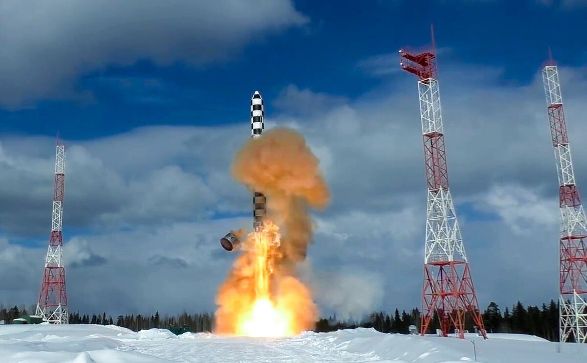 Запуск тяжелой межконтинентальной баллистической ракеты "Сармат" с космодрома «Плесецк» в Архангельской области. Министерство обороны РФ/Sputnik