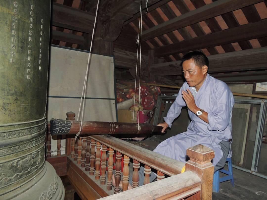 Возле колокола в одном из буддистских храмов города Ханой, Вьетнам.