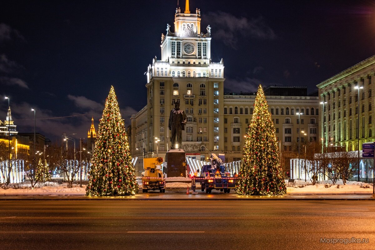 Красивые улицы москвы на новый год. Елка на Триумфальной площади. Новогодняя елка на Триумфальной площади. Новогодняя Москва 2022. Триумфальная площадь в Москве новогоднее убранство.