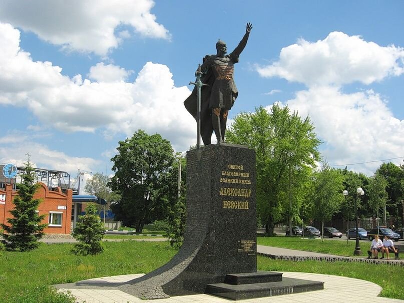 Памятник александру невскому. Александр Невский памятники в России. Александр Невский памятник Харьков. Памятник Александра Невского в Москве. Памятник Александру Невскому в Харькове.