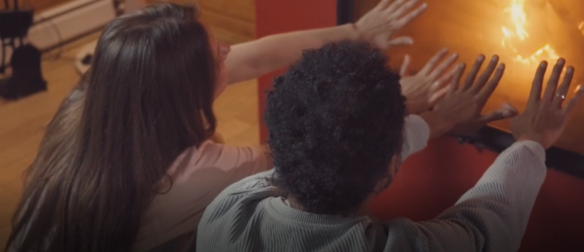 Анна и Тони греются у камина.