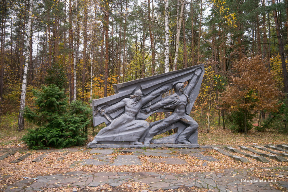 Памятник строителям железной дороги, тем не менее, поставили. Хотя он и заброшен