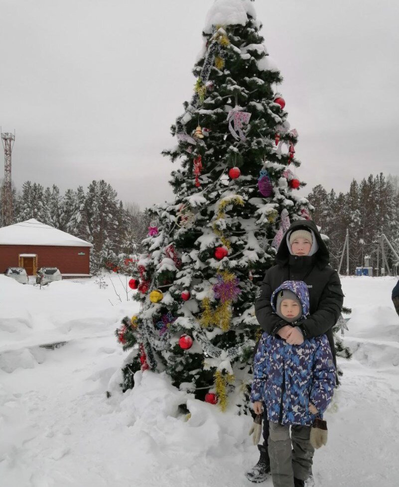 Фото из личного архива. Такая нарядная елка встретила нас на территории "Акварели"