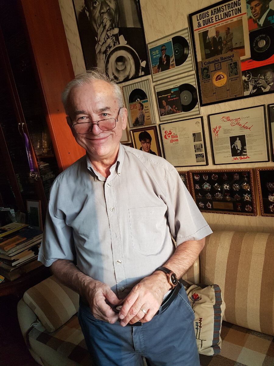 Александр Шеффер у себя дома на Кутузовском проспекте.  Фото автора