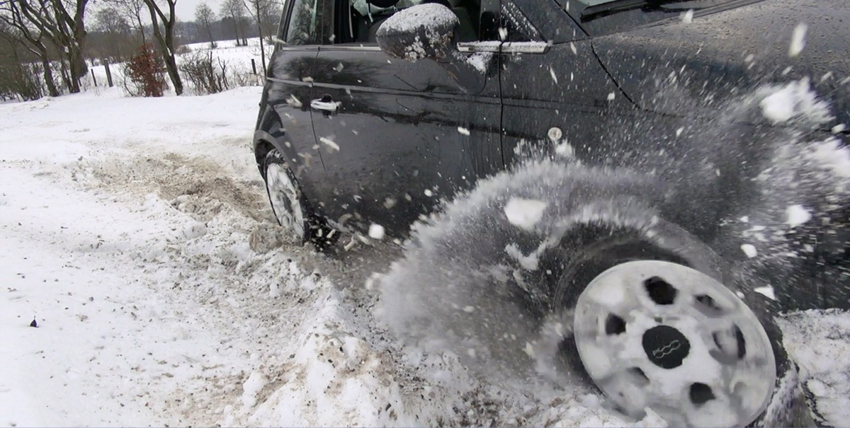 Машина застряла в снегу. Машина буквюсвет в снегу. Машина буксует в снегу. Машина забуксовала в снегу. Вытащить из сугроба