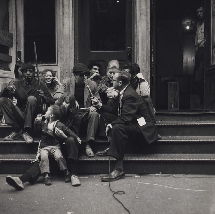 Сложно охарактеризовать бит-поколение по визуалу, так как представители этой субкультуры вдохновлялись джазовыми музыкантами, буддистами и другими слоями общества.