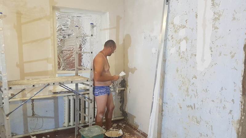 Штукатурке стен идёт полным ходом