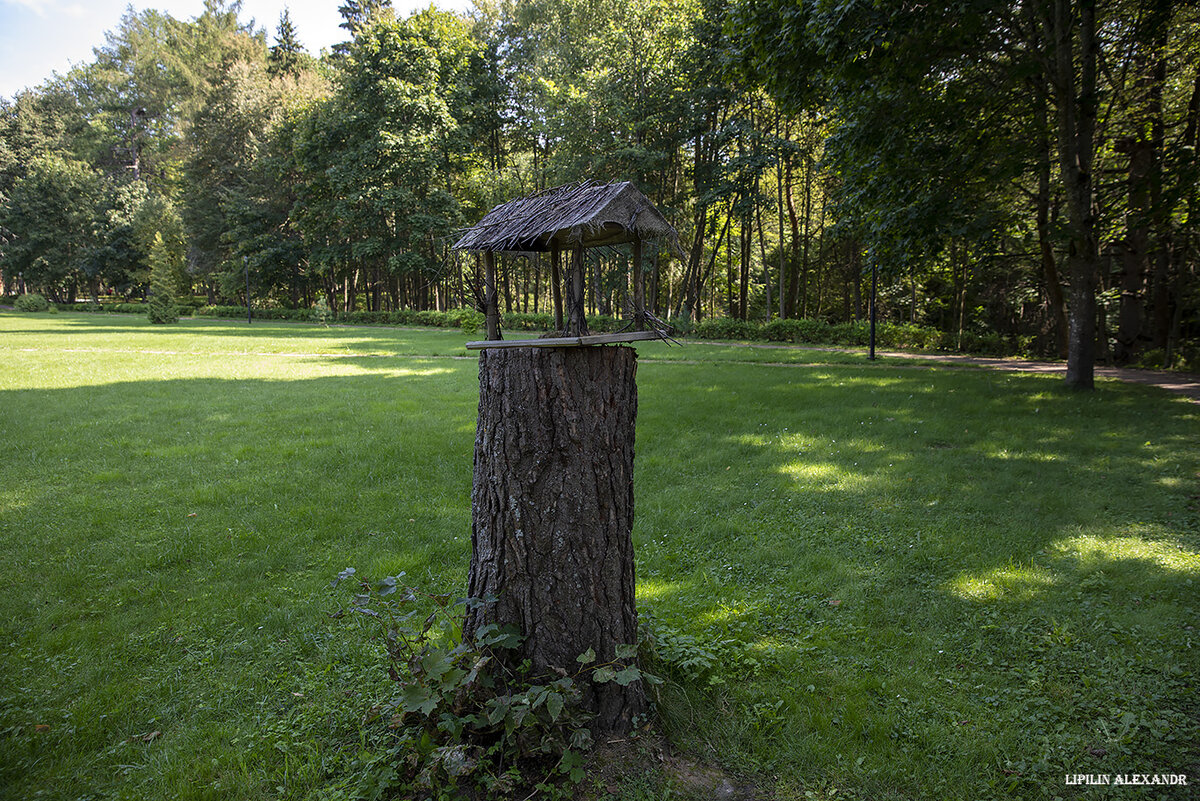 01 Замок был построен в 1881 году архитектором Петром Самойловичем Бойцовым по заказу князя Александра Щербатова в правобережной части имения.  